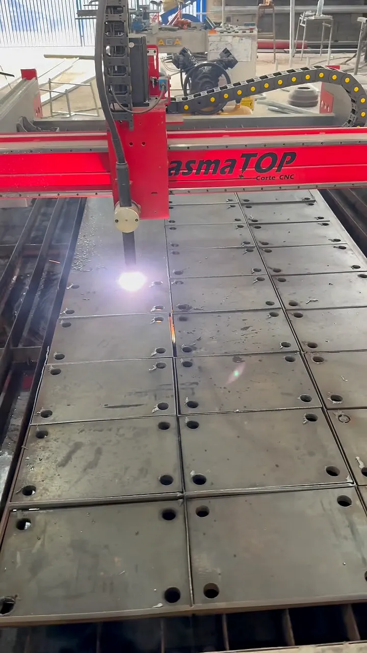 Máquina de corte plasma CNC cortando chapa
