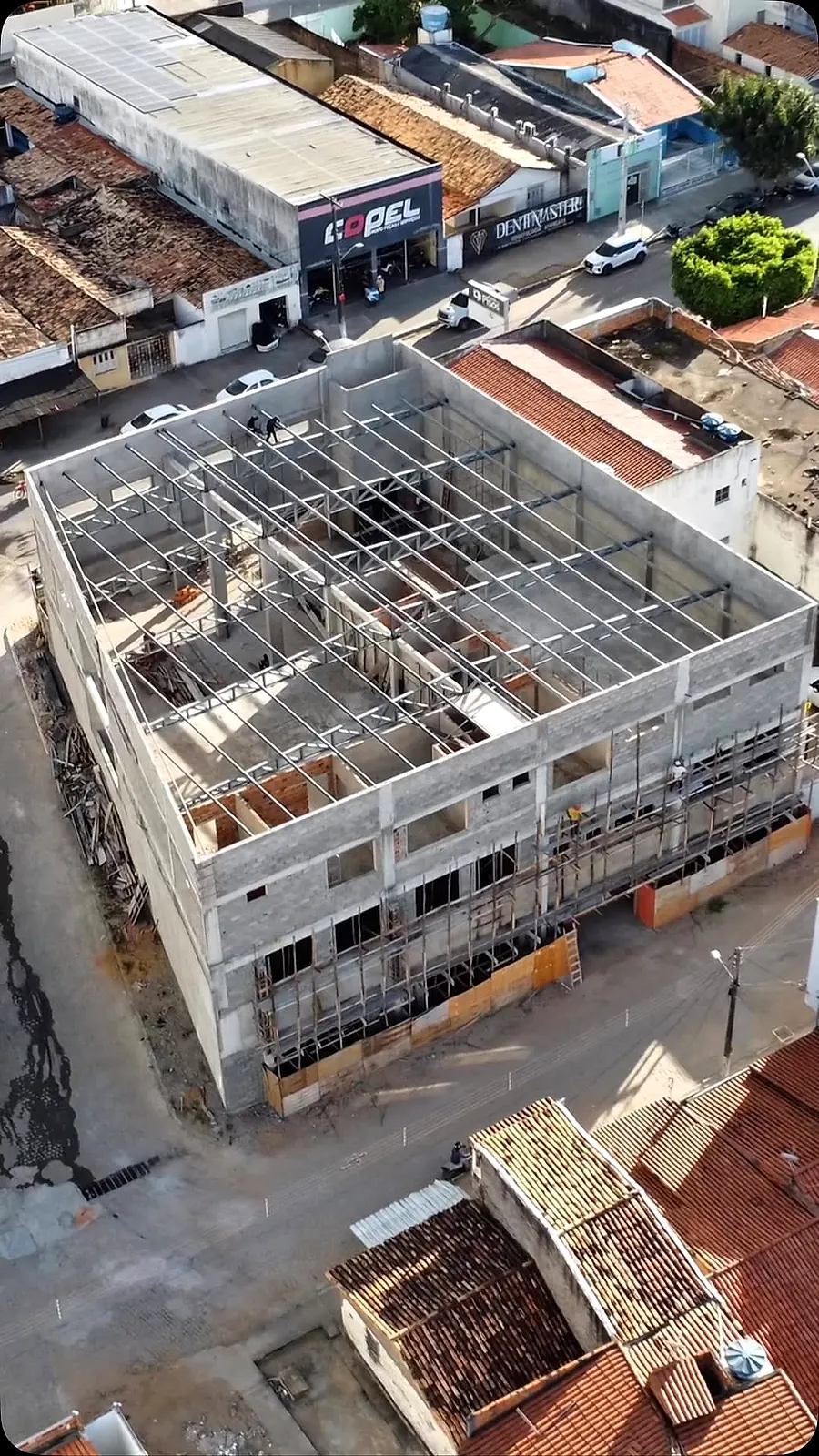 Vista aérea de estrutura metálica em construção