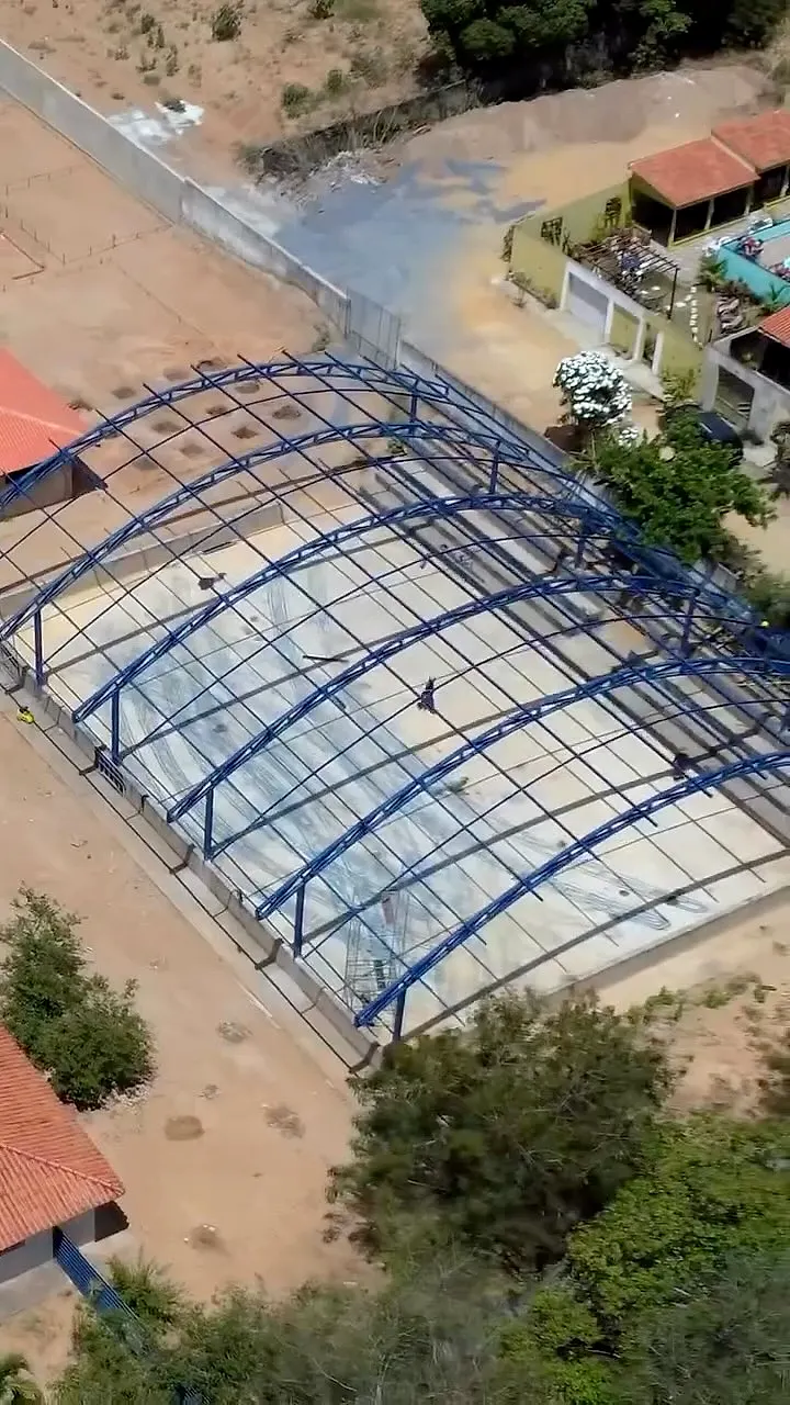 Vista aérea de cobertura metálica em arco azul