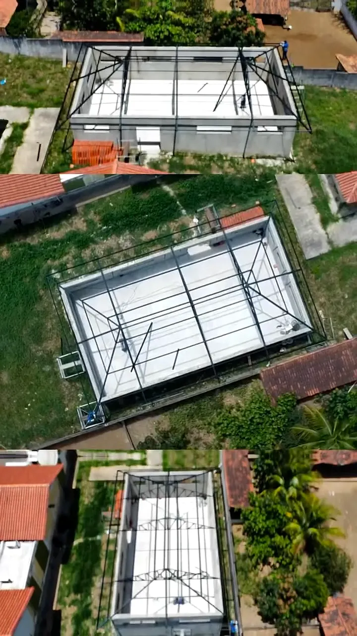 Vista aérea de quadra com cobertura metálica