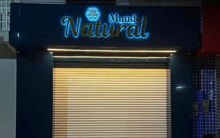 Loja Mund Natural com porta de enrolar automática iluminada