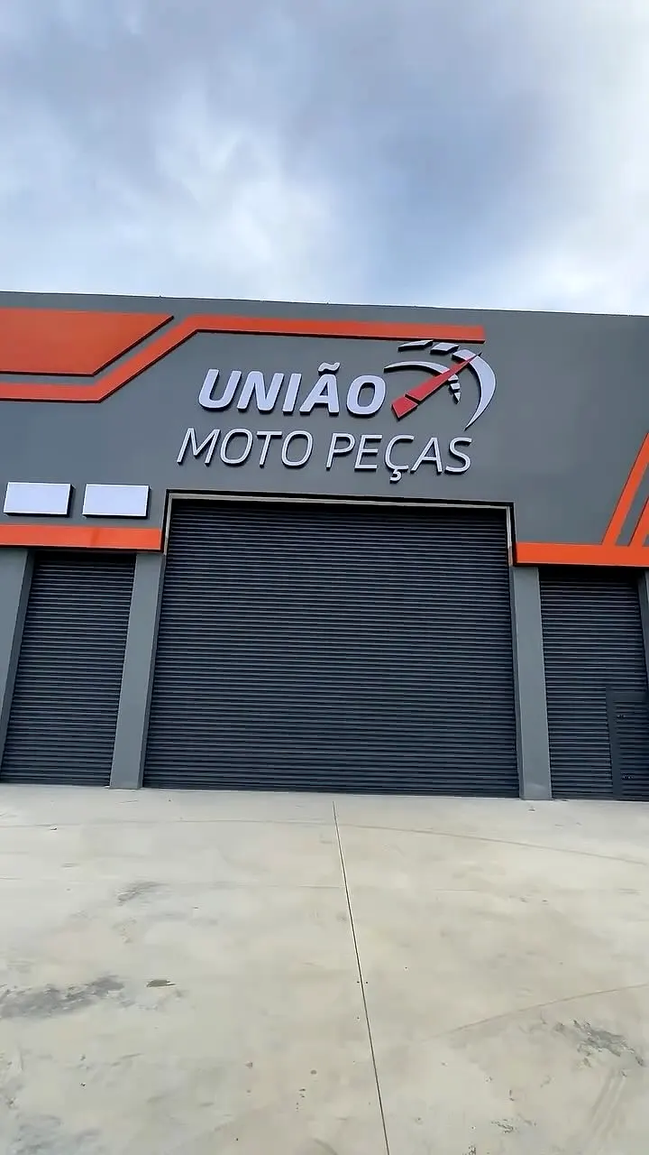 Fachada da União Moto Peças com porta de enrolar preta