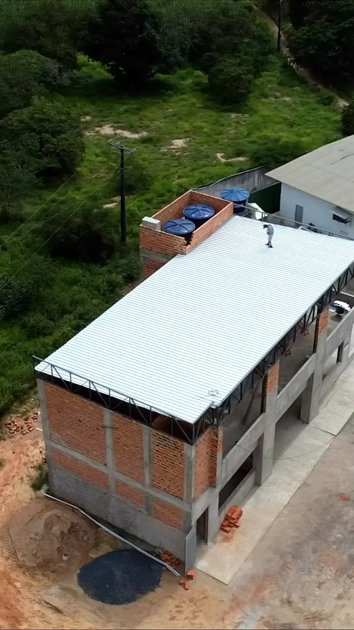 Prédio com telhado metálico visto de cima